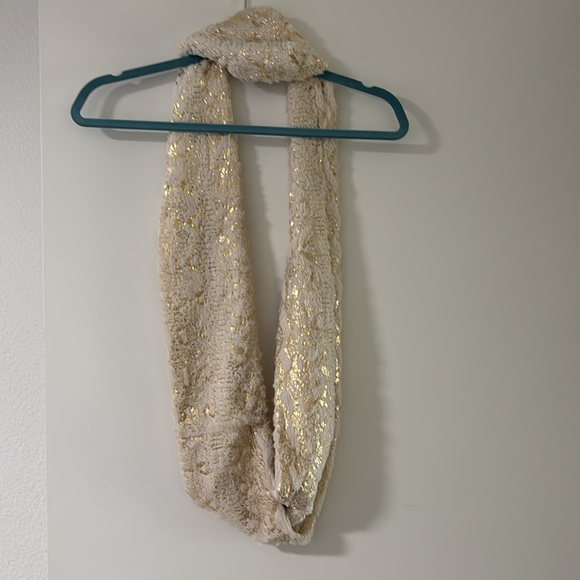 Single loop scarf - Picture 2 of 3